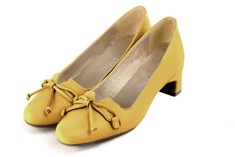 Mustard yellow women's dress pumps, with a knot on the front. Round toe. Low kitten heels. Front view - Florence KOOIJMAN